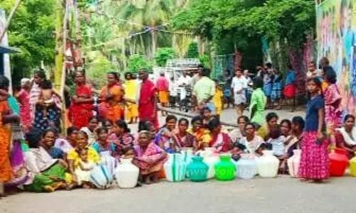 காலி குடங்களுடன் பெண்கள் சாலை மறியல்