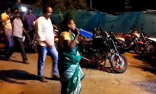 கோவில் கட்டும் பணியில் இருதரப்பு தகராறு:போலீஸ் நிலையம் முன்பு பெண் தீக்குளிக்க முயற்சிதாரமங்கலத்தில் பரபரப்பு