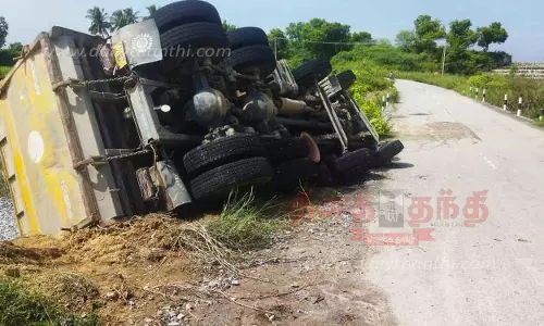 ஜல்லி ஏற்றிவந்த லாரி கவிழ்ந்து விபத்து