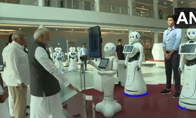 குஜராத்:  ரோபோ கண்காட்சியை பார்வையிட்டார் பிரதமர் மோடி