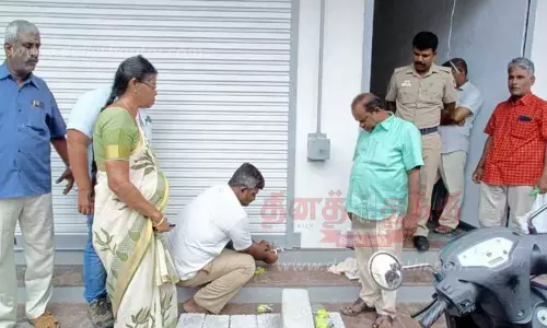பொள்ளாச்சி நகரில் விதிகளை மீறி கட்டப்பட்ட கட்டிடங்களுக்கு சீல் -நகராட்சி அதிகாரிகள் நடவடிக்கை பொள்ளாச்சி நகரில் விதிகளை மீறி கட்டப்பட்ட கட்டிடங்களுக்கு சீல் -நகராட்சி அதிகாரிகள் நடவடிக்கை