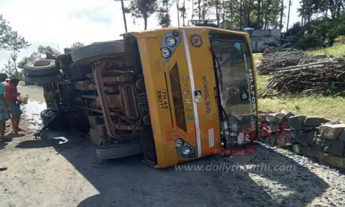 பள்ளி பஸ் கவிழ்ந்து விபத்து