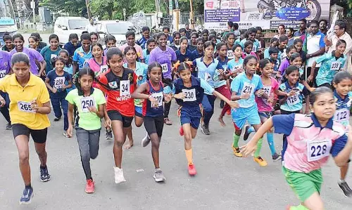 நெய்தல் புத்தக திருவிழாவையொட்டி       கடலூரில், மினி மாரத்தான் போட்டி;    கலெக்டர் அருண்தம்புராஜ் தொடங்கி வைத்தார்