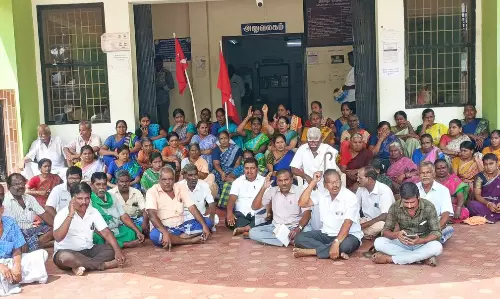 அடிப்படை வசதிகள் நிறைவேற்றி தரக்கோரி  மண்டல அலுவலகம் முற்றுகை