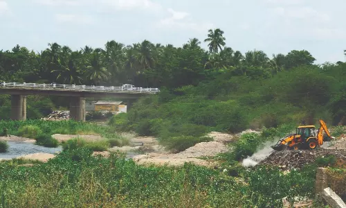 குப்பைகளை கொட்டி அமராவதி ஆற்றை அழிக்கும் அவலம்...