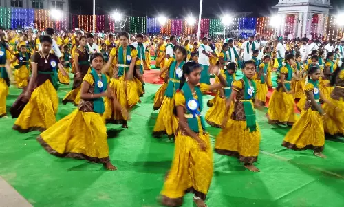 சுற்றுலா தினத்தையொட்டி  கும்மியாட்ட நிகழ்ச்சி