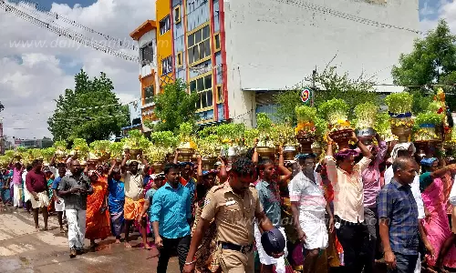 முளைப்பாரியுடன் பக்தர்கள் நேர்த்திக்கடன்