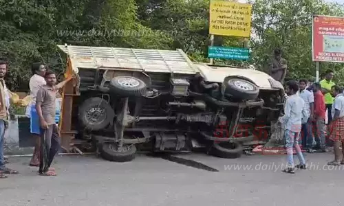 ஏலகிரி மலைப்பாதையில் மினி லாரி கவிழ்ந்து கல்லூரி மாணவிகள் உள்பட 20 பேர் படுகாயம் ஏலகிரி மலைப்பாதையில் மினி லாரி கவிழ்ந்து கல்லூரி மாணவிகள் உள்பட 20 பேர் படுகாயம்