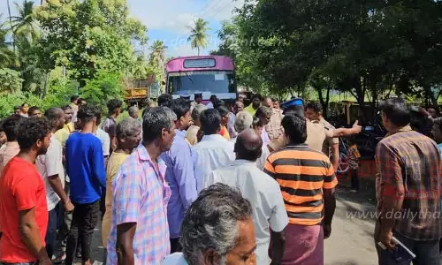 2 மாணவிகளின் உடல்களை வாங்க மறுத்துபொதுமக்கள் சாலை மறியல் 2 மாணவிகளின் உடல்களை வாங்க மறுத்துபொதுமக்கள் சாலை மறியல்