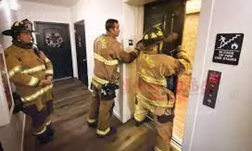 லிப்டில் சிக்கிய 2 பெண்களை தீயணைப்பு வீரர்கள் மீட்டனர்