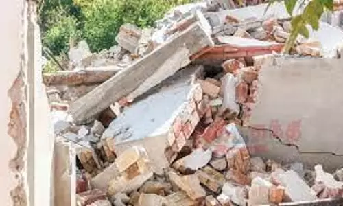 நூலக கட்டிடத்தை இடிக்கும்போது சுவர் விழுந்து ெபண் படுகாயம்