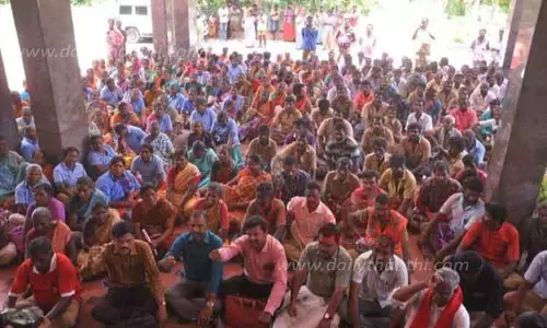 தூய்மை பணியாளர்கள் தர்ணா போராட்டம்