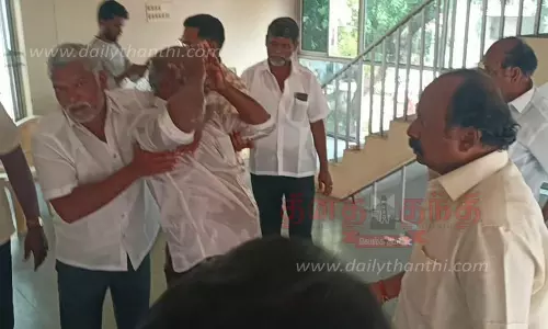 மேட்டூர் நகராட்சி கூட்டத்தில் பரபரப்பு:தி.மு.க. கவுன்சிலர் பெட்ரோல் ஊற்றி தீக்குளிக்க முயற்சி