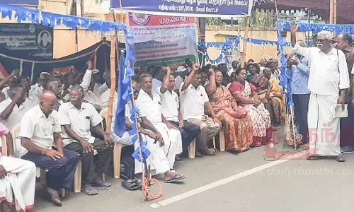 சேலத்தில் 2-வது நாளாகஓய்வுபெற்ற போக்குவரத்து ஊழியர்கள் காத்திருப்பு போராட்டம்