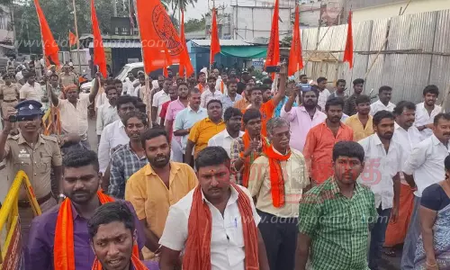 கோபியில் இந்து முன்னணியினர் ஆர்ப்பாட்டம் கோபியில் இந்து முன்னணியினர் ஆர்ப்பாட்டம்