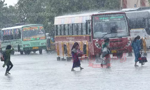 மதுரையில் மழையில்  நனைந்த  பயணிகள்