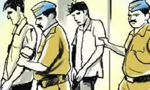 மோட்டார் சைக்கிளில் மதுபாட்டில் கடத்திய 2 வாலிபர்கள் சிக்கினர் மோட்டார் சைக்கிளில் மதுபாட்டில் கடத்திய 2 வாலிபர்கள் சிக்கினர்