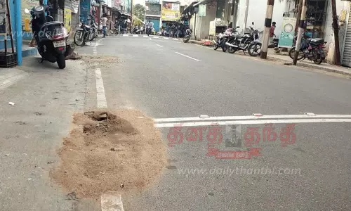 கோட்டூரில்  சாலையோர பள்ளத்தை மண்ணை கொட்டி மூடிய அதிகாரிகள்-தார் போட்டு  மூட சமூக ஆர்வலர்கள் கோரிக்கை