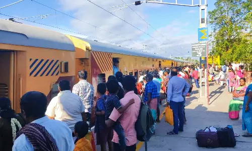 திருச்செந்தூர் செல்ல உடுமலை ரெயில் நிலையத்தில் குவிந்த பயணிகள்