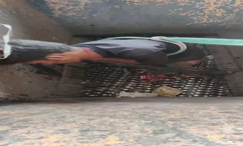 பிளாஸ்டிக் அரவை எந்திரத்தில் சிக்கி தொழிலாளியின் கால்கள், கை நசுங்கியது