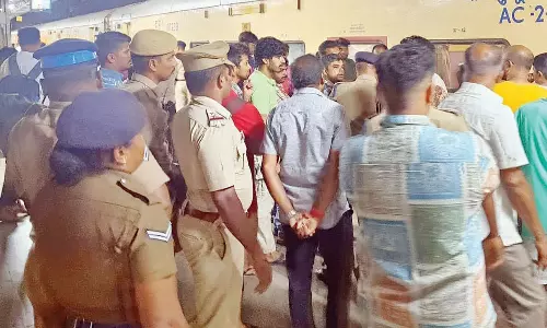 திருப்பூரில் ரெயிலை நிறுத்தி பயணிகள் போராட்டம்