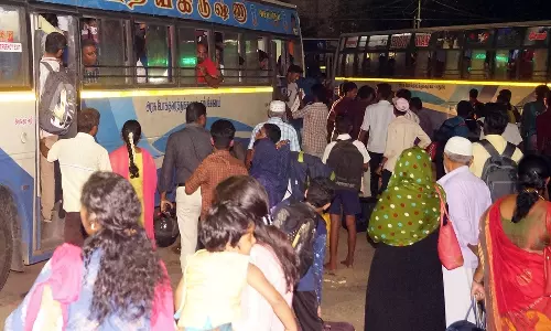திருச்சி மத்திய பஸ் நிலையத்தில் விடிய, விடிய அலைமோதிய கூட்டம்