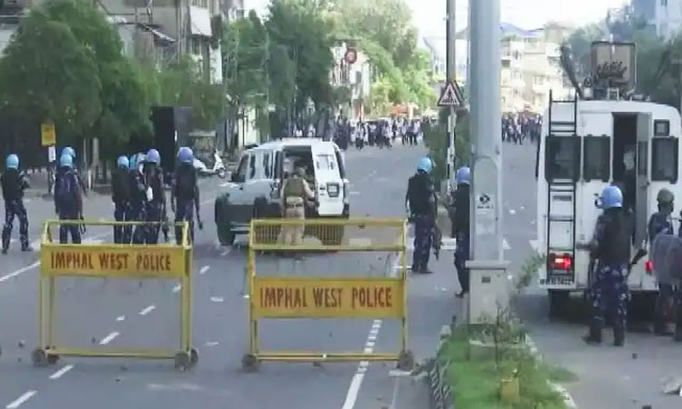 மணிப்பூரில் ஊரடங்கை மீறி ஆயிரக்கணக்கான மாணவர்கள் ஊர்வலம்