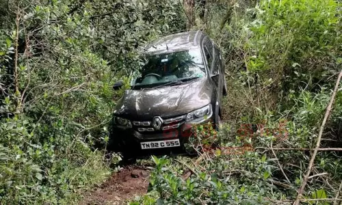 200 அடி தூரத்துக்கு பள்ளத்தில் இறங்கிய கார்