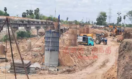 காவனூரில் உயர்மட்ட பாலம் அமைக்கும் பணி தீவிரம் காவனூரில் உயர்மட்ட பாலம் அமைக்கும் பணி தீவிரம்