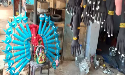 முத்தாரம்மன் கோவில்தசரா திருவிழாபக்தர்களின் வேடப்பொருட்கள் தயாரிக்கும் பணி தீவிரம்