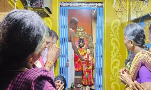 கோவில்பட்டி முத்து மாரியம்மன் கோவிலில்பவுர்ணமி சிறப்பு பூஜை நடந்தது. கோவில்பட்டி முத்து மாரியம்மன் கோவிலில்பவுர்ணமி சிறப்பு பூஜை நடந்தது.