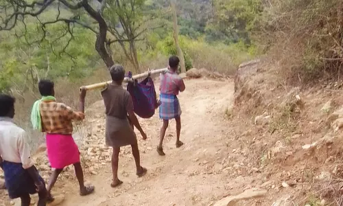 சிகிச்சைக்காக ெதாட்டில் கட்டி தூக்கி வந்த மலைவாழ் மக்கள்