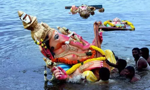 வெவ்வேறு இடங்களில் விநாயகர் சிலை கரைப்பில் 13 பேர் பலி வெவ்வேறு இடங்களில் விநாயகர் சிலை கரைப்பில் 13 பேர் பலி