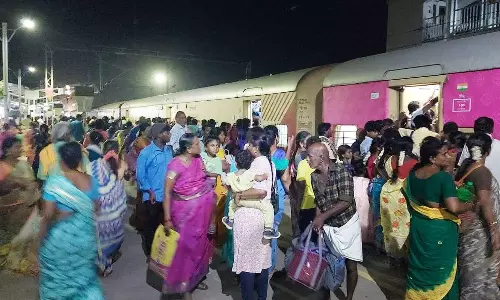 திருவண்ணாமலை கிரிவலத்துக்கு செல்லவிழுப்புரம் ரெயில் நிலையத்தில் குவிந்த பயணிகள் :கூடுதல் ரெயில்கள் இயக்க கோரிக்கை