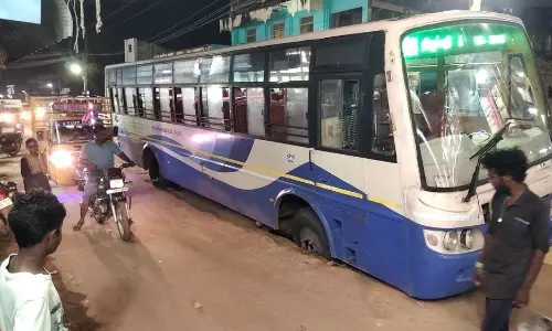 திண்டிவனத்தில்பாதாள சாக்கடை பள்ளத்துக்குள் சிக்கிய அரசு பஸ் :போக்குவரத்து பாதிப்பு