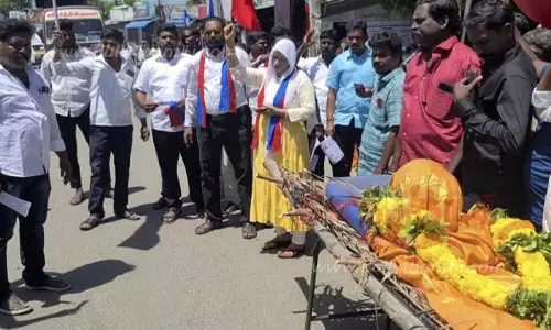 பாடைகட்டி தூக்கி வந்து விடுதலை சிறுத்தைகள் கட்சியினர் ஆர்ப்பாட்டம் பாடைகட்டி தூக்கி வந்து விடுதலை சிறுத்தைகள் கட்சியினர் ஆர்ப்பாட்டம்