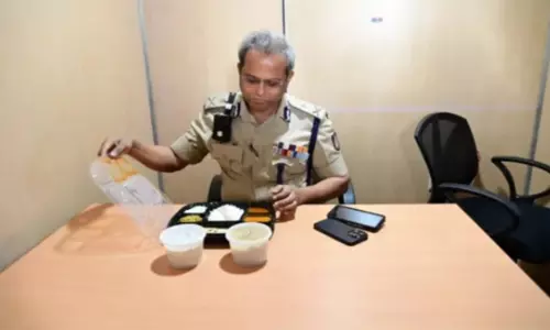 போலீசாருக்கு வழங்கப்பட்ட உணவுகளை போலீஸ் கமிஷனர் தயானந்த் ஆய்வு
