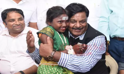 தசரா யானை பாகன்களுடன் உணவு சாப்பிட்ட மந்திரி எச்.சி.மகாதேவப்பா