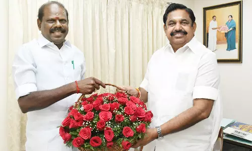 எம்.ஜி.ஆர். சிலைக்கு மாலை அணிவிப்பு