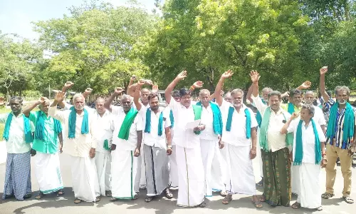 கோரிக்கைகளை வலியுறுத்தி விவசாயிகள் ஆர்ப்பாட்டம்