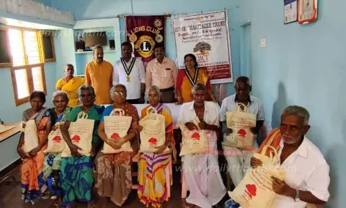 முதியோர்களுக்கு நலத்திட்ட உதவி