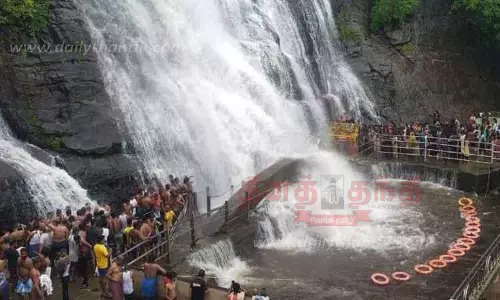 குற்றாலம் அருவியில் திடீர் வெள்ளப்பெருக்கு