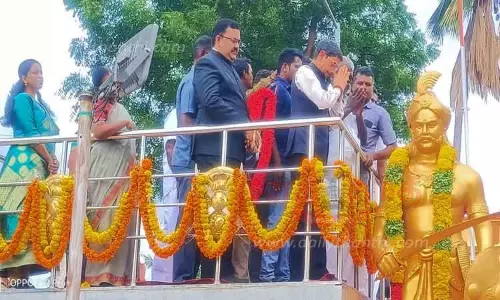 பூலித்தேவன் சிலைக்கு கவர்னர் ஆர்.என்.ரவி மாலை அணிவித்தார்