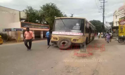 திருப்பரங்குன்றத்தில் டயர் வெடித்ததால் நடுவழியில் நின்ற அரசு பஸ்; பயணிகள் அவதி