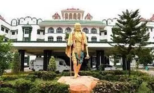 பொது பயன்பாட்டுக்கு நிலம் வழங்கியதற்கான இழப்பீட்டை பெறுவது விவசாயிகளின் உரிமை-ஐகோர்ட்டு கருத்து