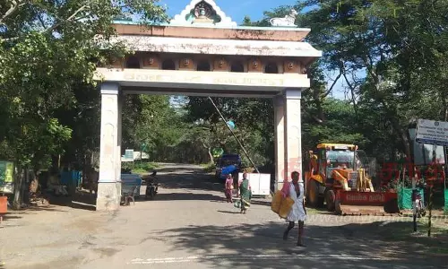 கர்நாடக மாநிலத்தில் முழு அடைப்புமாதேஸ்வர மலைக்கு பஸ்கள் இயக்கப்படவில்லைதமிழக எல்லையான பாலாறு வெறிச்சோடியது