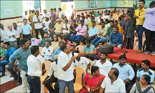 எண்ணூரில் தொழிற்சாலை விரிவாக்கம் குறித்து கருத்து கேட்பு கூட்டத்துக்கு பொதுமக்கள் எதிர்ப்பு எண்ணூரில் தொழிற்சாலை விரிவாக்கம் குறித்து கருத்து கேட்பு கூட்டத்துக்கு பொதுமக்கள் எதிர்ப்பு