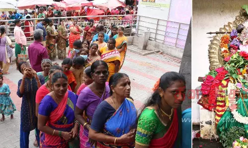 சேலத்தில் கடந்த 10 நாட்களாககோட்டை மாரியம்மன் சிலை மீது  அமர்ந்த கிளியை காண பக்தர்கள் ஆர்வம்