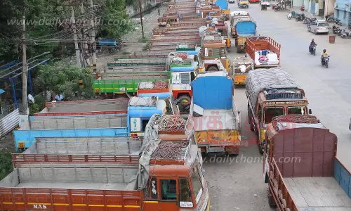 லாரிகள் ஓடாததால்சேலம் மாவட்டத்தில் ரூ.1 கோடி வர்த்தகம் பாதிப்புசம்மேளன தலைவர் தனராஜ் தகவல்