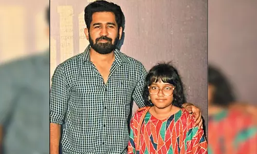 பட விழாவுக்கு இளைய மகளுடன் வந்த நடிகர் விஜய் ஆண்டனி